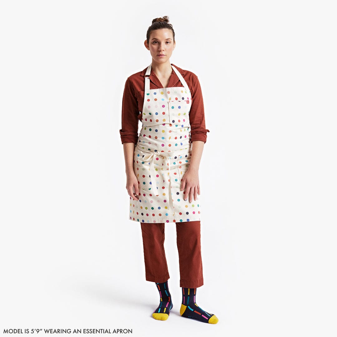 https://industry.hedleyandbennett.com/cdn/shop/files/Essential-Apron-Model-2_48fe0d06-6ccf-4f45-ae54-94b5f131ed9e_1600x.jpg?v=1683593989